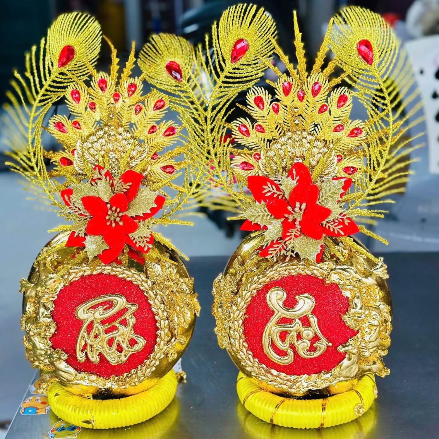 Dừa dát vàng chưng Tết, chữ thư pháp Phát - Tài