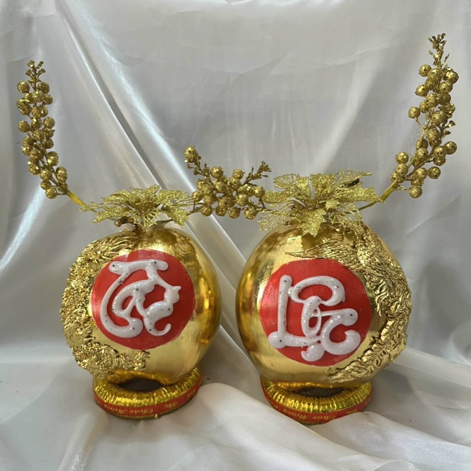 Tự dát vàng lên trái dừa tại nhà sẽ tốn nhiều thời gian và công sức