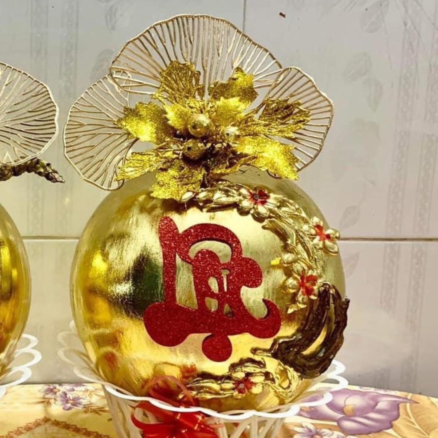 Dừa trưng bày được dát vàng đem đến may mắn, tài lộc và an khang