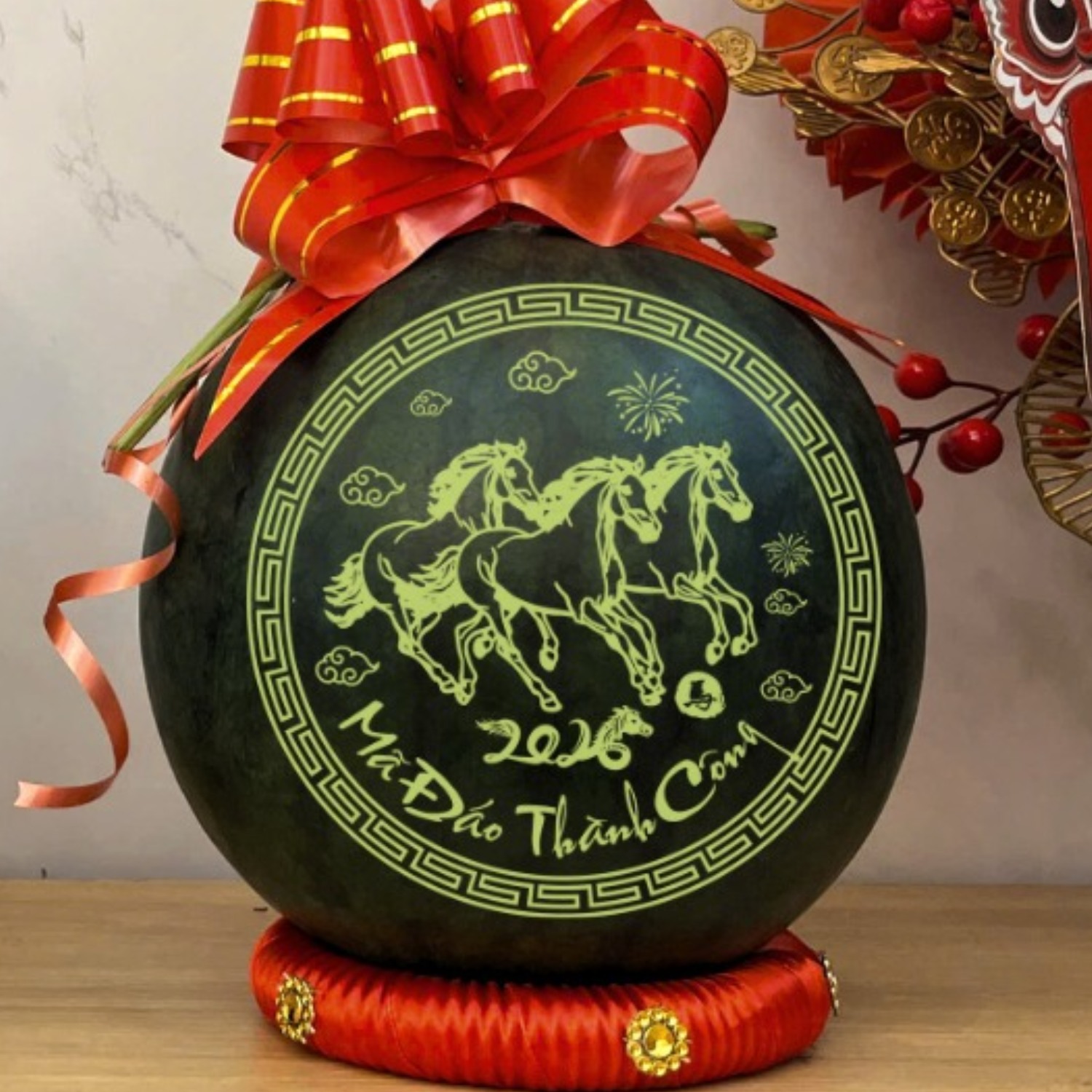 Mẫu dưa khắc chữ thư pháp kèm họa tiết đẹp