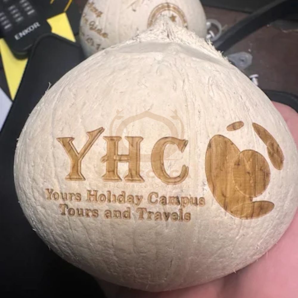 Dừa gọt trọc Huế được sử dụng phổ biến tại khách sạn, sự kiện, tiệc cưới và các dịp cúng lễ Dừa gọt trọc Huế được sử dụng phổ biến tại khách sạn, sự kiện, tiệc cưới và các dịp cúng lễ