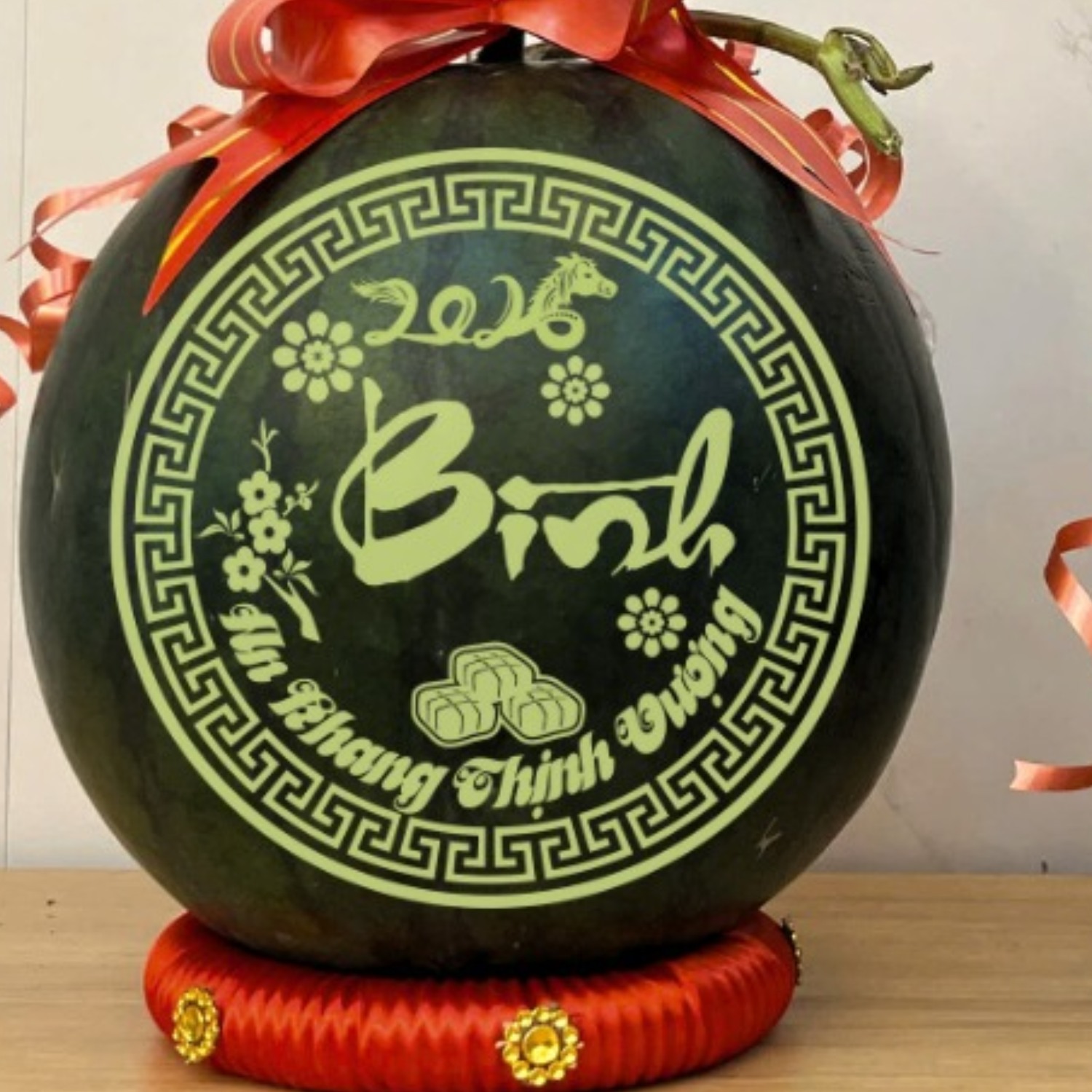 Dưa hấu khắc Tết được trưng bày có ý nghĩa biểu tượng cho tài lộc và may mắn