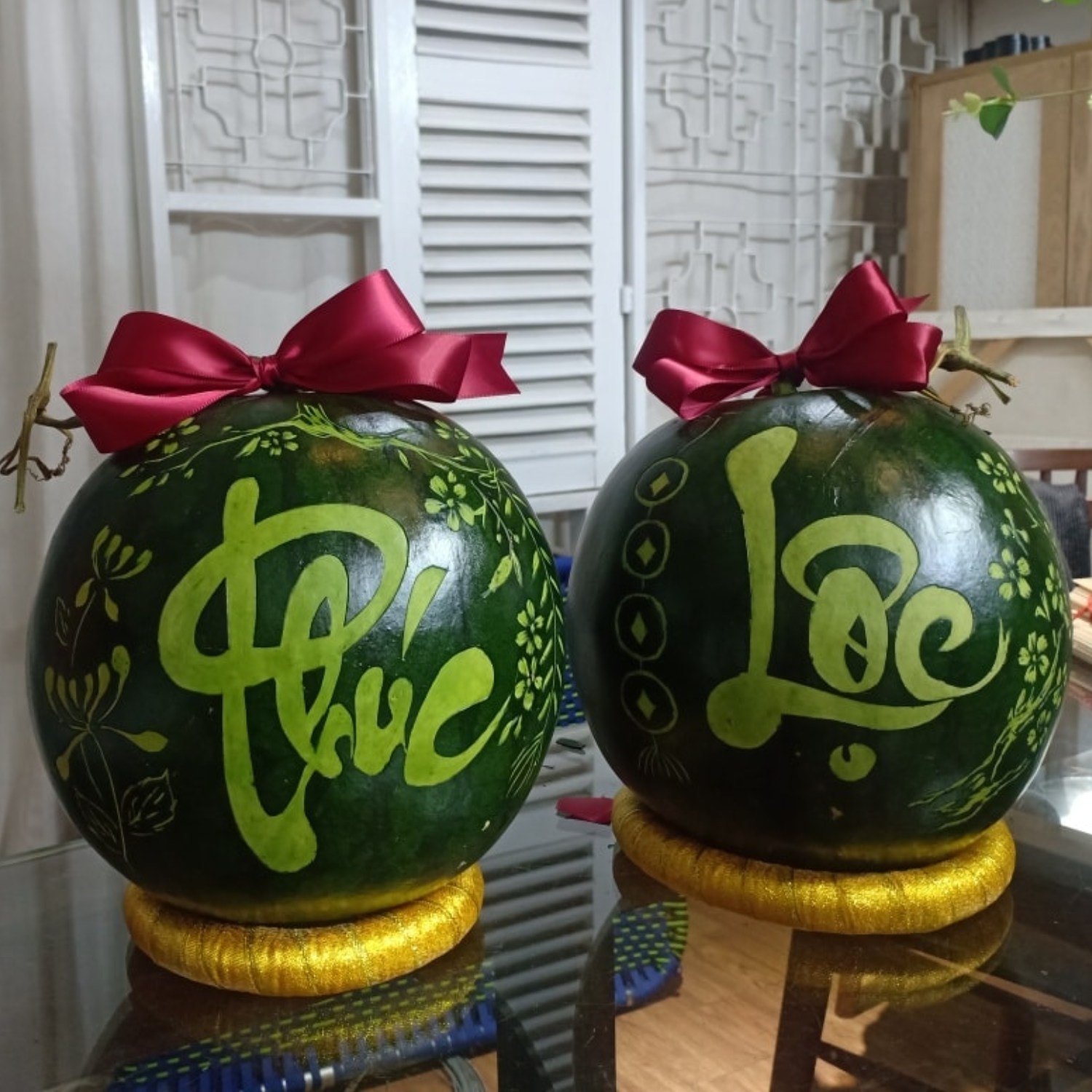 Dưa hấu khắc Tết được trưng bày có ý nghĩa biểu tượng cho tài lộc và may mắn