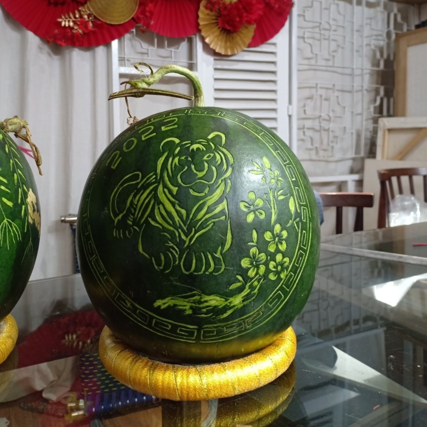 Giá dưa hấu khắc chữ tại Maccaca chỉ từ 150.000đ/sản phẩm