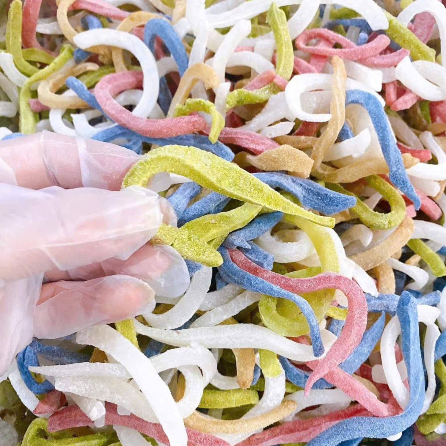 Mứt dừa ngũ sắc, mứt dừa non cung cấp nguồn năng lượng nhanh cho cơ thể