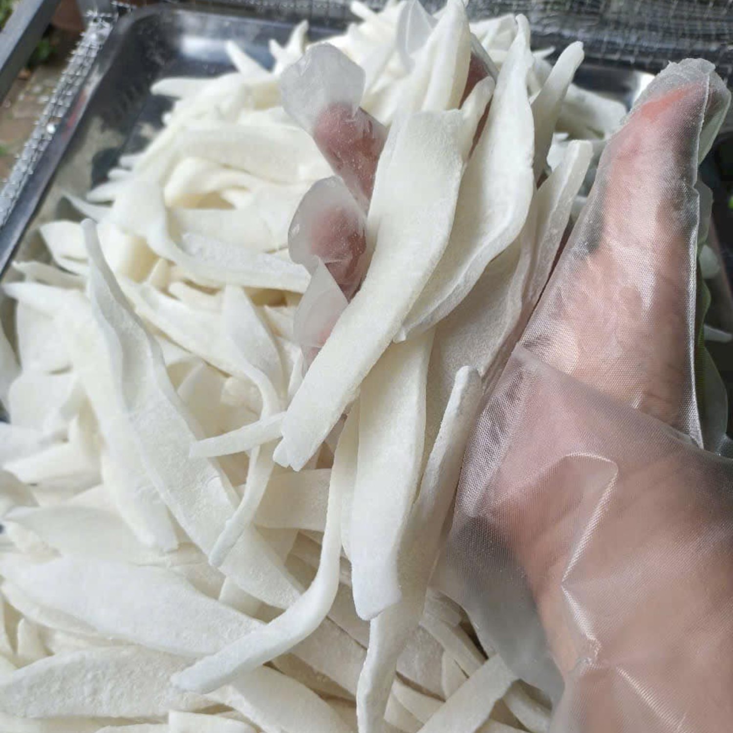 Chuẩn bị cùi dừa non để sên mứt